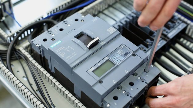  Die Kompaktleistungsschalter 3VA unterstützen jeden Schritt von der Planung über die Installation bis zur Wartung. (Bild: Siemens AG)