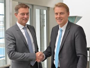 Lars Platzhoff, Geschäftsführer bei Pfannenberg mit Jan Lautenschläger, neuer Leiter Vertrieb Deutschland. (Bild: Pfannenberg Europe GmbH)