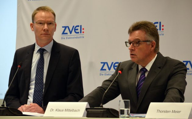 Dr. Andreas Gontermann, ZVEI-Chefvolkswirt, und Dr. Klaus Mittelbach, Vorsitzender der ZVEI-Geschäftsführung, freuten sich über den neuen Rekordumsatz der deutschen Elektroindustrie. (Bild: TeDo Verlag GmbH)