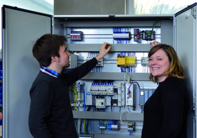  Dominic Schott und Miriam Drescher von der Firma Schodo in Aschaffenburg setzen seit mehr als zehn Jahren auf Fernwartungslösungen von Wachendorff. (Bild: Wachendorff Prozesstechnik GmbH & Co. KG)