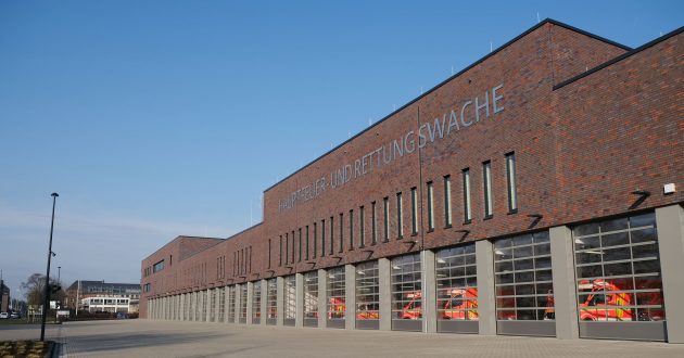  Unweit der denkmalgeschützten alten Feuerwache ist die neue, moderne Hauptfeuerwache der Stadt Krefeld entstanden. Sie umfasst unter anderem eine Fahrzeughalle mit 28 Ausfahrtstoren zur Neuen Ritterstrasse, eine Ausungseinrichtung, eine Kfz-Werkstatt und die Verwaltung. (Bild: Presigno)