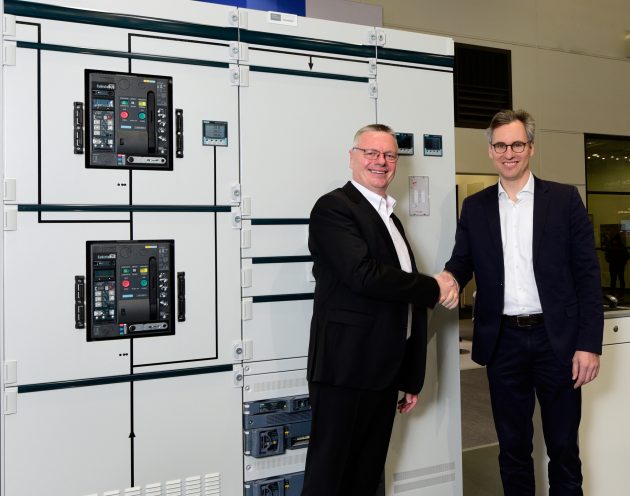  Für die Schaltanlage Sivacon S8 bietet Siemens jetzt einen Störlichtbogenschutz von Dehn. Im links Andreas Matthé, CEO Siemens Low Voltage & Products und rechts Dr. Philipp Dehn, Geschäftsführer Dehn+Söhne. (Bild: Siemens AG)