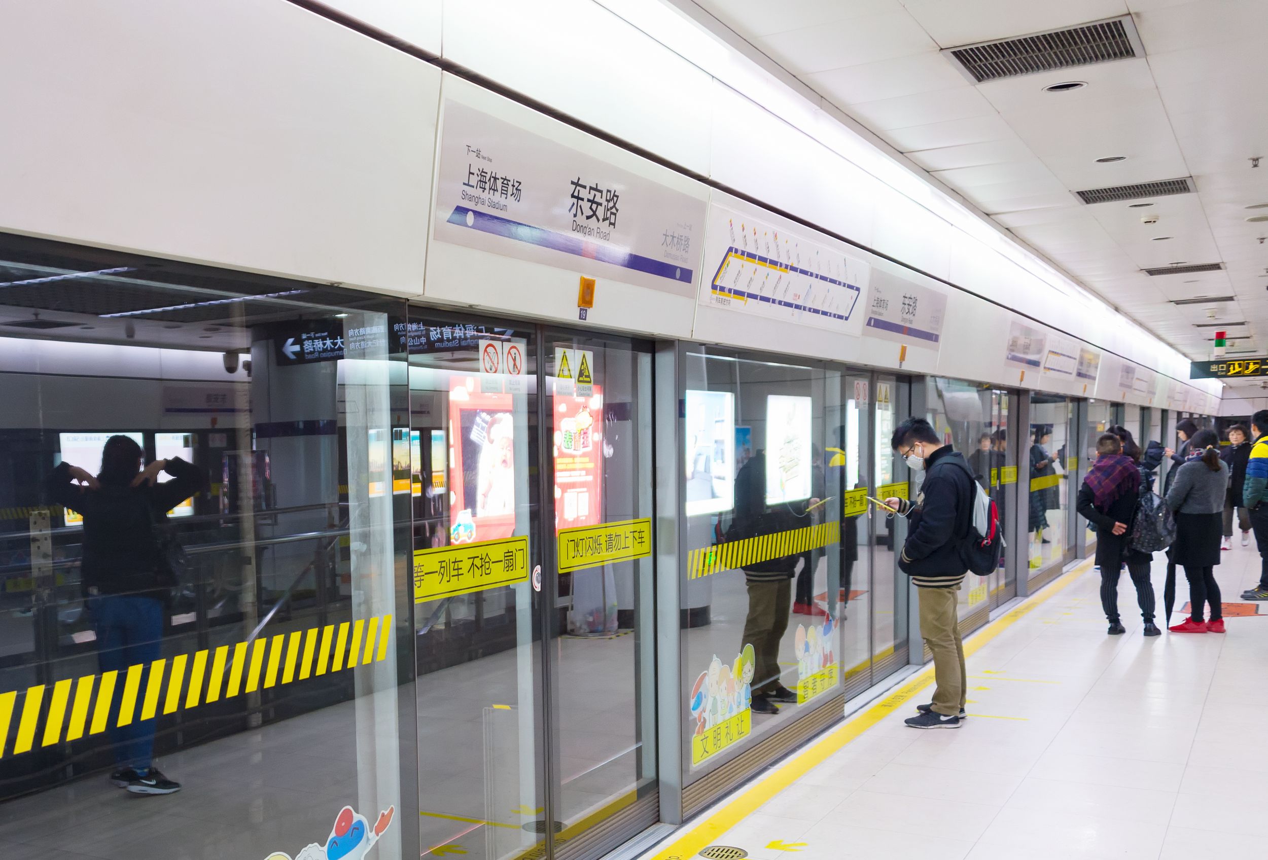Automatisierte Zustiegstüren für mehr Sicherheit am Bahnsteig der Metro Shanghai 