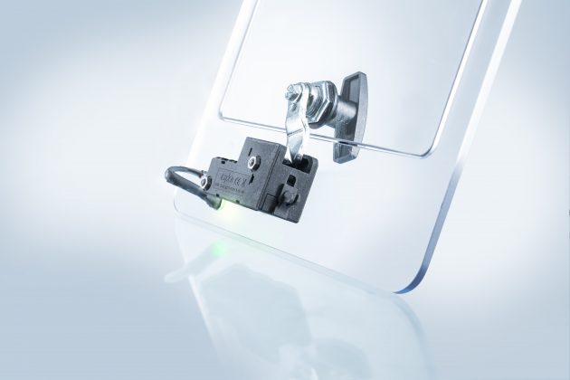  Durch den neuen, elektronisch gesteuerten Verschluss E-Cam wird die Zunge des Vorreibers auf der Schrankinnenseite gesichert. (Bild: Emka Beschlagteile GmbH & Co. KG)