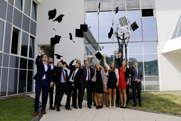 Ein feierlicher Moment für 16 Studiums-Absolventen der Friedhelm Loh Group: Stolz werfen sie ihre schwarzen Hüte gen Himmel. (Bild: Rittal GmbH & Co. KG)