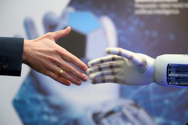 Die Bedeutung von Mensch und Maschine im modernen industriellen Arbeitsumfeld ist ein wichtiges Thema auf der neuen Transformation Stage der Hannover Messe 2020. (Bild: Deutsche Messe AG)