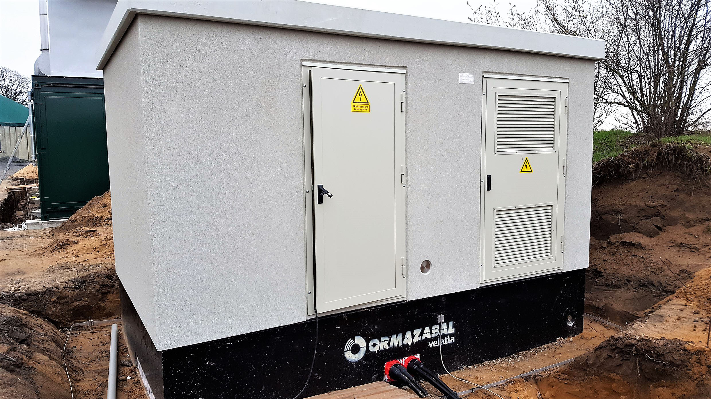  FÃ¼r die Erweiterung der Biogasanlage in Rietze lieferte Ormazabal eine begehbare Trafostation. Auch die darin installierte Schaltanlage und der Transformator stammen aus dem Portfolio des Experten fÃ¼r Energieverteilung. (Bild: Ormazabal GmbH)
